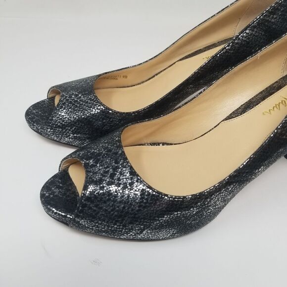 COLE HAAN PEEP TOE HEELS. BLACK SILVER TEXTURE. SIZE 9B. - Picture 3 of 16